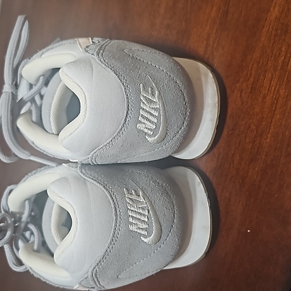 NIKE sneakers, size 9.5. Euc - Picture 5 of 14